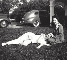 Mother Nelle (sitting) in Wichita in 1943 on a regular visit home from Nadine, who drove to Kansas from Avenger Field in Stillwater, Oklahoma, where she was training for the Women Airforce Service Pilots.